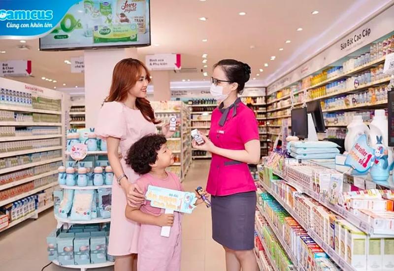 Nhân viên Con Cưng tư vấn sản phẩm cho khách hàng