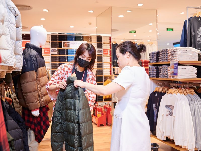 Uniqlo tuyển dụng những nhân viên có kiến thức và kỹ năng tốt